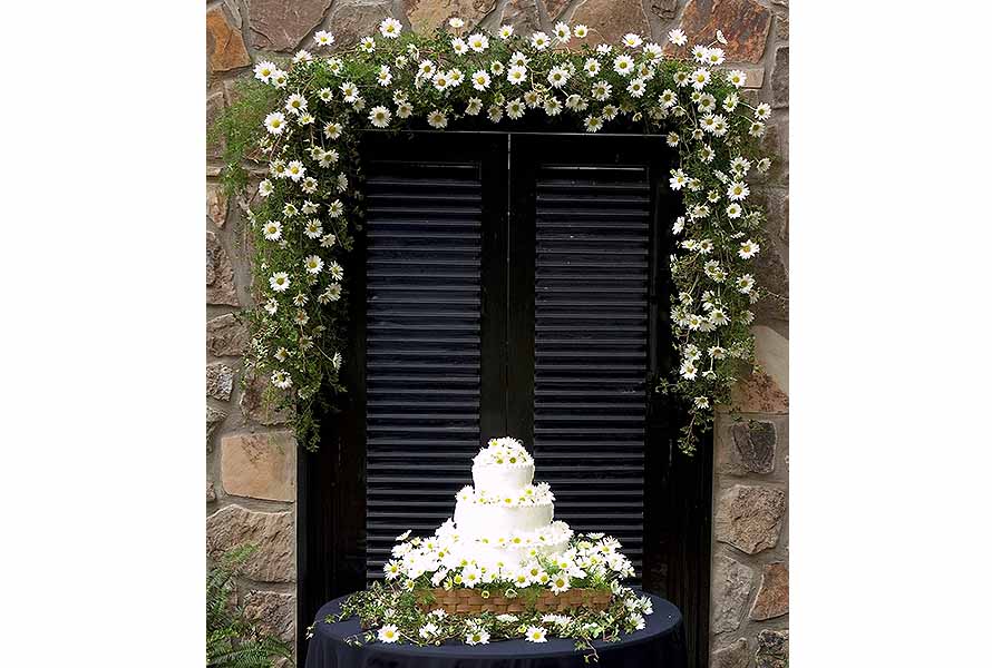 11 Tips to Get Floral Wedding Garlands Right