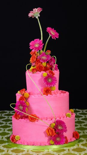 Decorate wedding cakes with flowers and floral decorations to add vibe!
