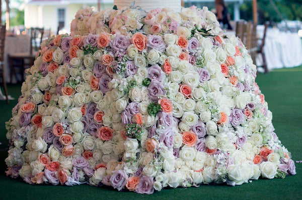 The 4 C’s of Creating a Show-Stopping Wedding Cake Tablecloth with 1,800 Roses