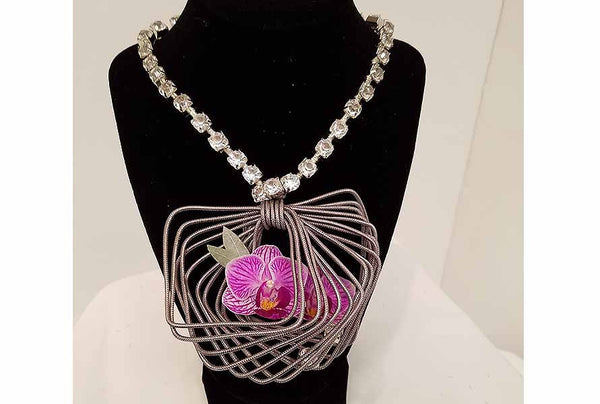 How to become a Floral Jewelry ‘Wire Guru’